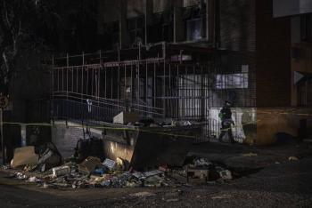 Incendio en edificio de Johannesburgo deja al menos 74 muertos