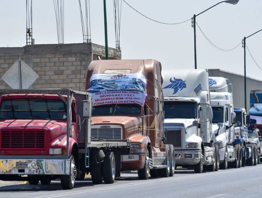 Bloquean transportistas la México-Pachuca en ambos sentidos a la altura de Ecatepec
