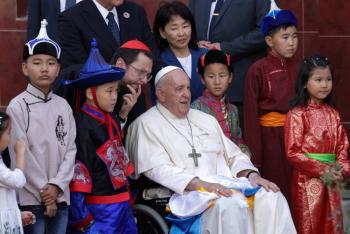 El papa Francisco llega a Mongolia y envía un mensaje de 