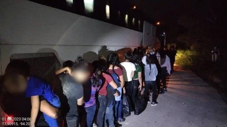 123 personas extranjeras reciben asistencia del INM después de accidente en Veracruz