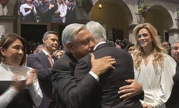 AMLO y Del Mazo se abrazan tras informe del gobernador