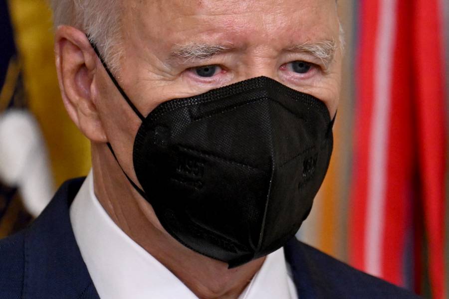 Biden usa mascarilla luego de que su esposa contrajo Covid-19