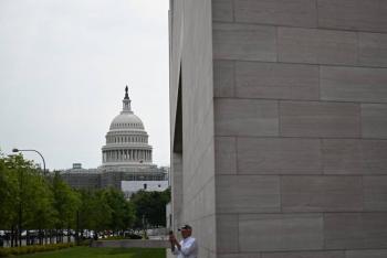 Dan 18 y 10 a&ntilde;os de prisi&oacute;n a dos l&iacute;deres de grupo Proud Boys por asalto a Capitolio de EEUU