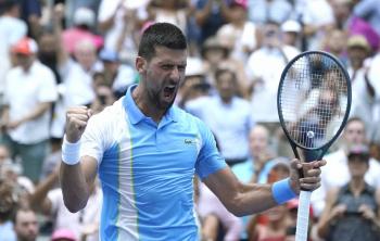 Djokovic vuelve a semifinales del US Open rompiendo un récord de Federer