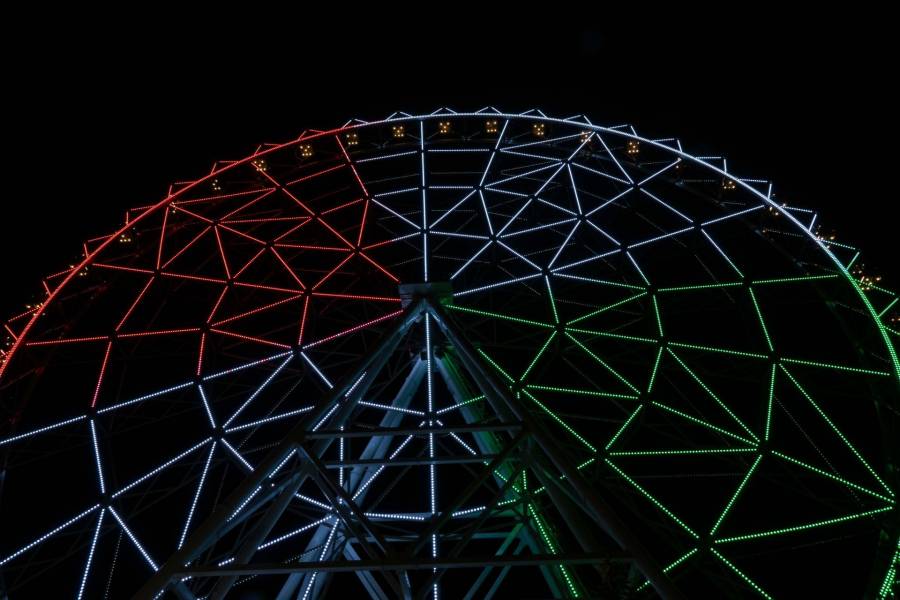 La rueda de la fortuna del Parque Aztlán ilumina la capital del país con los colores de la bandera