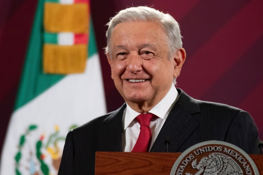 AMLO explica el significado de su bast&oacute;n de mando