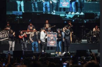 Recibe MC DAVO DISCO DE PLATINO durante su concierto SOLD OUT en el TEATRO METROP&Oacute;LITAN 
