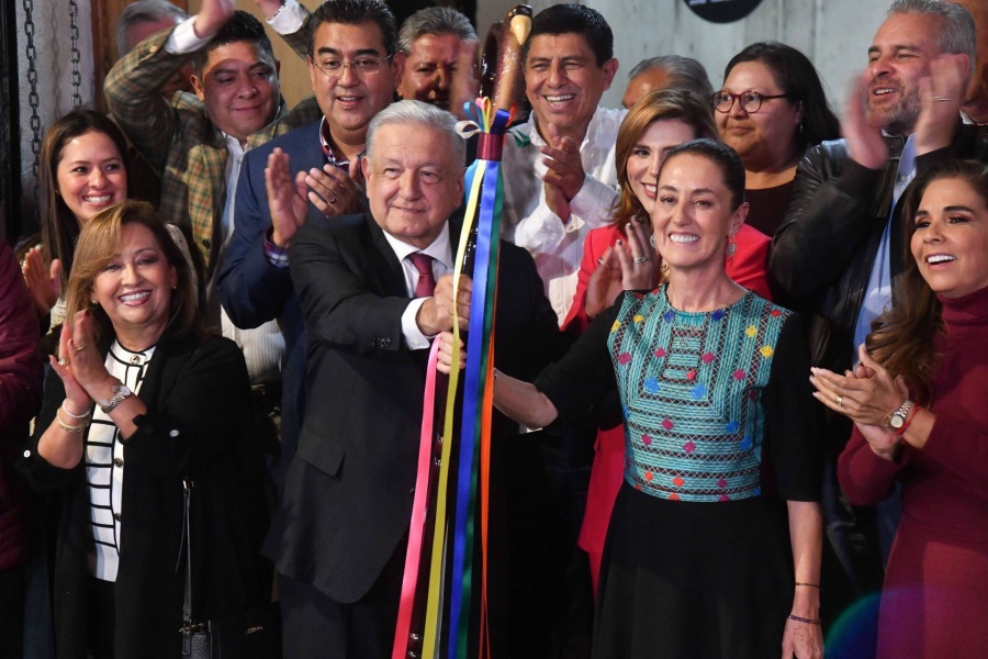 AMLO entrega Bastón de Mando a Claudia Sheinbaum