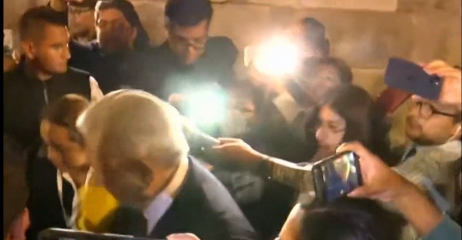 Llega AMLO a pie a “El Mayor” para entrega de bastón de mando