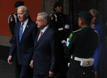 AMLO agradece a Biden por denunciar y lograr que se quiten boyas de R&iacute;o Bravo