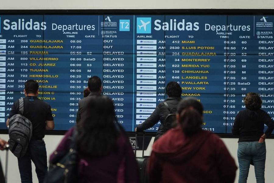 AMLO avala postergar reducción de operaciones en el AICM