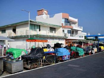 Afectados económicamente, artesanos desalojados de El Cajón en el Malecón de Veracruz