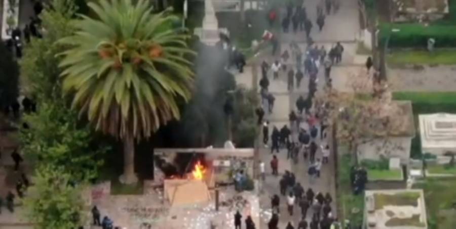 Enfrentamientos entre policías y manifestantes en Chile durante conmemoración del Golpe de Estado de 1973