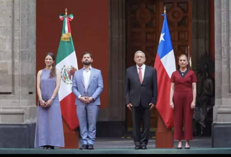 AMLO llega al Palacio de La Moneda; es recibido por Boric