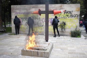 Encapuchados vandalizan exteriores de sede presidencial durante marcha en Chile