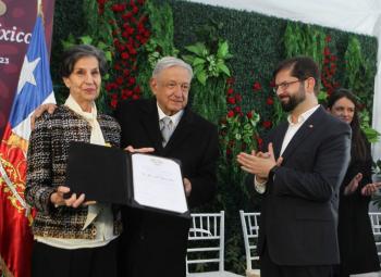 Condecora AMLO con la Orden del Águila a hija de Salvador Allende