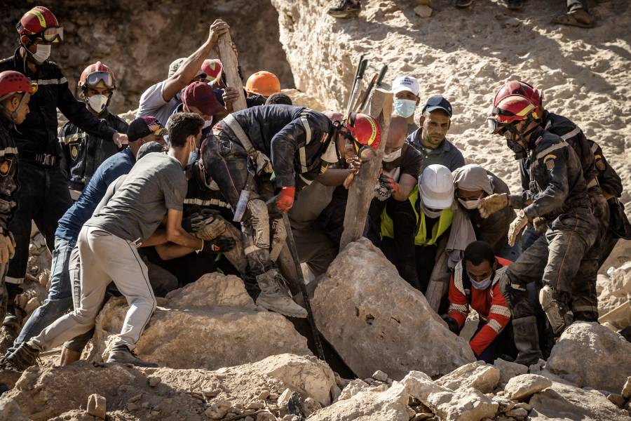 Socorristas redoblan esfuerzos para hallar sobrevivientes del sismo en Marruecos