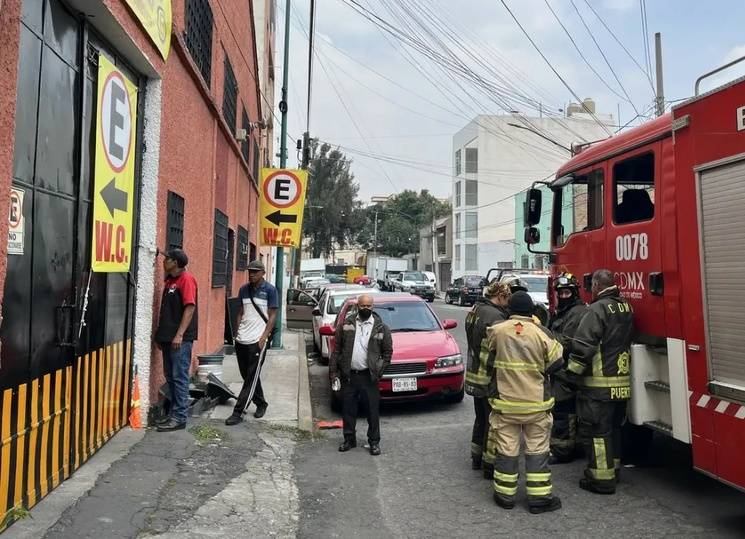 Hombre se lanza al vacío desde edificio en el Centro Histórico tras incendio en bodega de pirotecnia