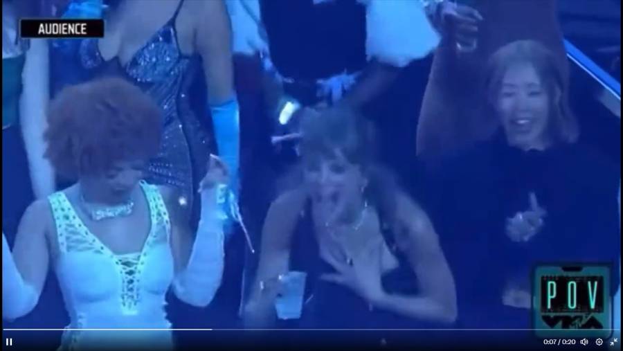 Latinos sorprenden a Taylor Swift con su espectáculo en los MTV VMAs