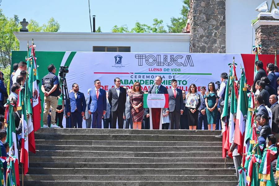 Raymundo Martínez Carbajal, presidente municipal de Toluca, congratula a Delfina Gómez por toma de protesta
