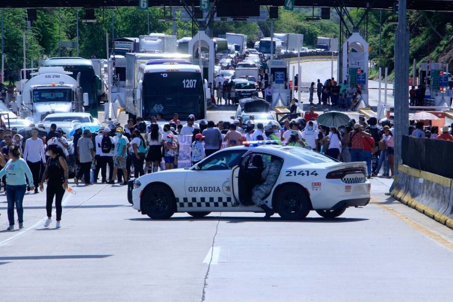 Manifestantes bloquean la caseta de México-Cuernavaca