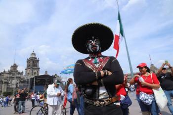 Arriban al Zócalo los primeros asistentes al Grito de Independencia