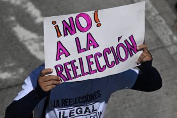 Salvadore&ntilde;os marchan contra detenci&oacute;n de inocentes y reelecci&oacute;n de Bukele