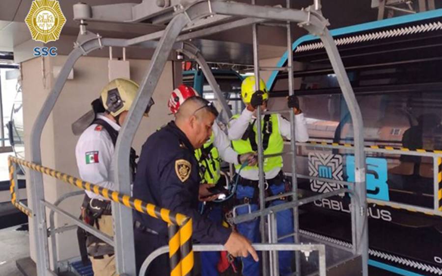 Hombre trepa torre del Cablebús en intento de suicidio