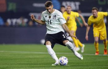 Santiago Gim&eacute;nez lidera la tabla de goleadores en la Eredivisie tras brillante actuaci&oacute;n