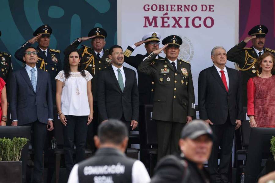 Asiste Martí Batres a Desfile Cívico Militar por el Día de la Independencia