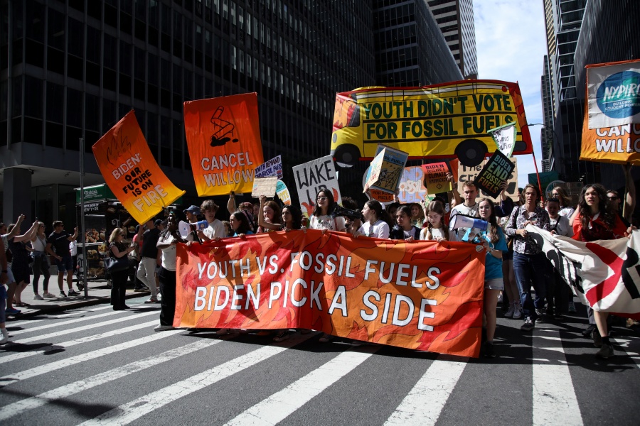 Miles de personas piden en Nueva York acabar con los combustibles f&oacute;siles