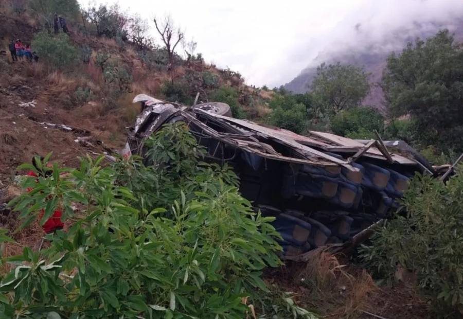 Caída de autobús por un barranco en Perú deja al menos 24 muertos