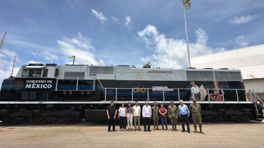 Gobernador de Veracruz se sumó al recorrido del tren interoceánico con AMLO