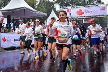 Participan más de mil personas en la Carrera TCS Toronto 10K