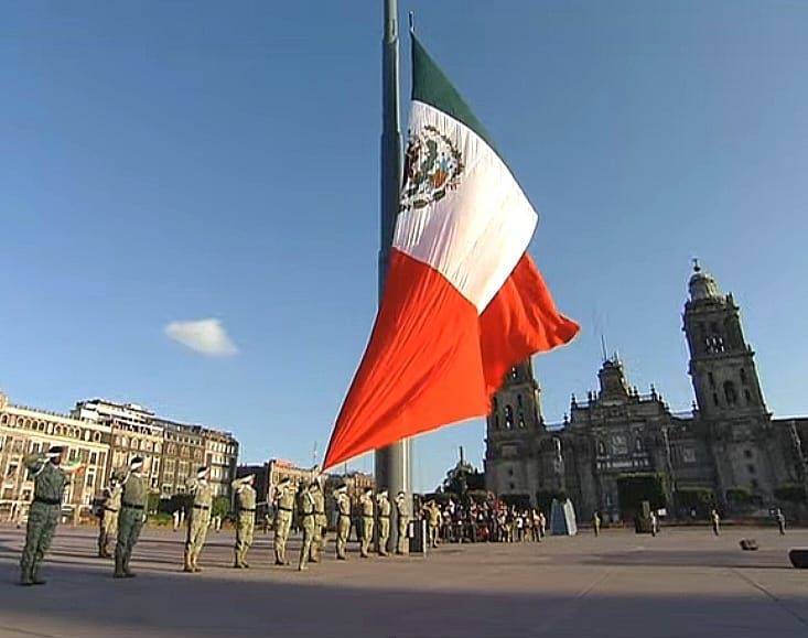 AMLO iza bandera a media asta, en memoria de víctimas de sismos de 1985 y 2017