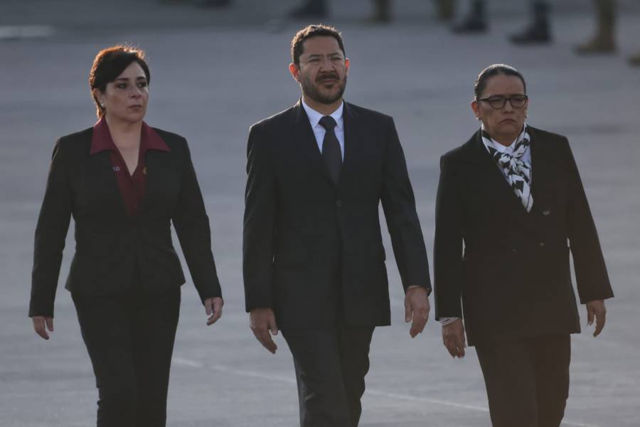 Asiste Batres a Izamiento de Bandera en el Zócalo, en honor a las víctimas de los sismos de 1985 y 2017