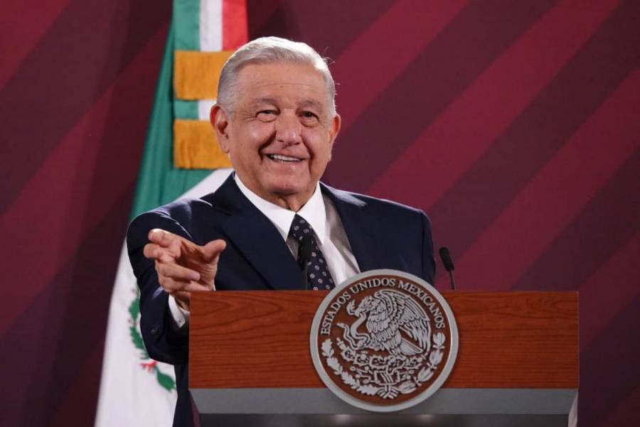 AMLO responde a reproche de entrega de bastón de mando, dice que pidió permiso