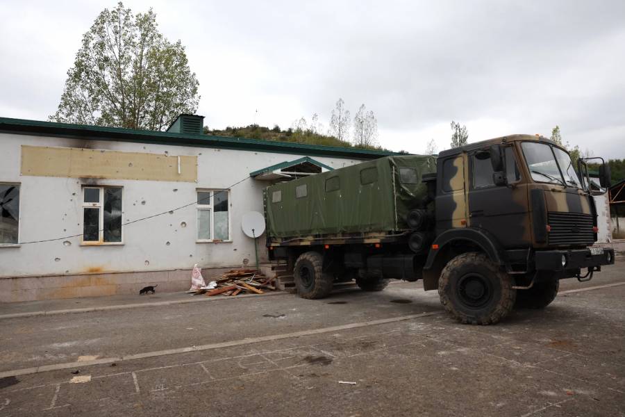 Separatistas entregan armas en Nagorno Karabaj, donde llega primer convoy humanitario