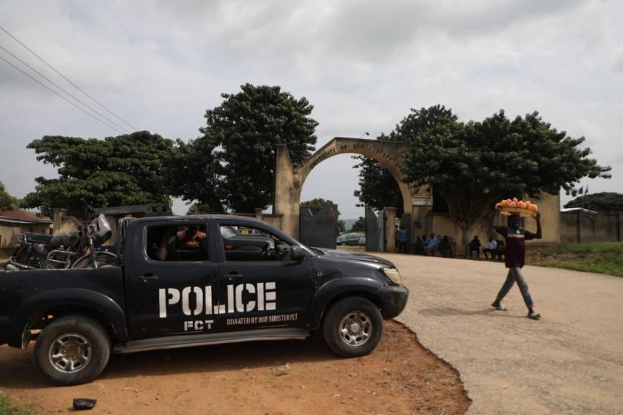 Hombres armados secuestran a más de 30 personas en una universidad de Nigeria