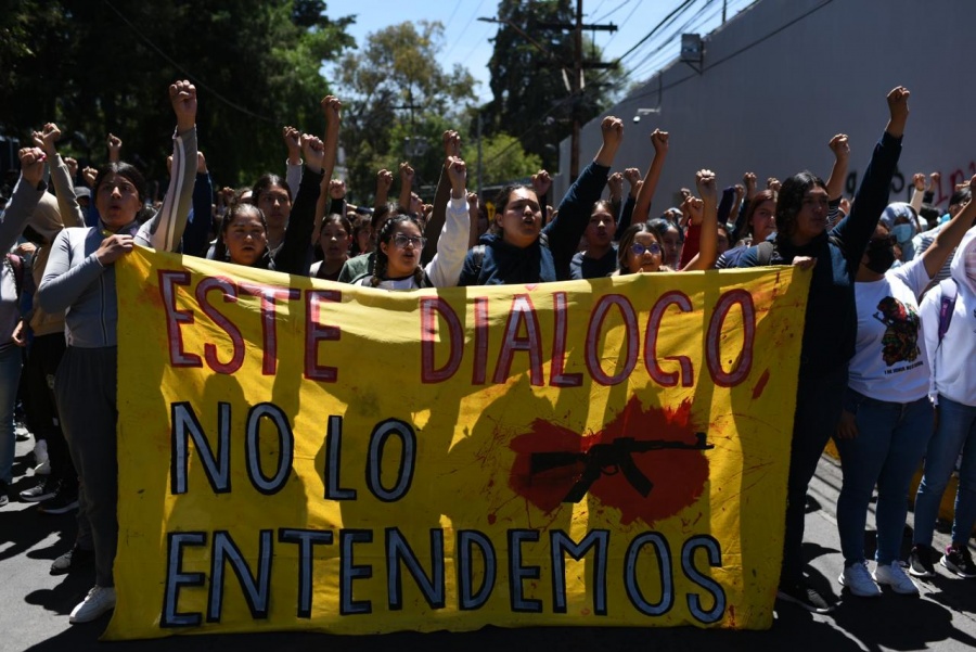 Estudiantes normalistas y familiares de desaparecidos se manifiestan en CNI