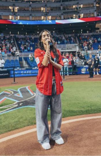 La venezolana Manu Manzo cantó el himno de EE.UU en el juego de los Marlins