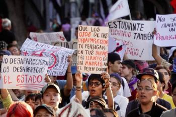 Se llevó a cabo marcha por los 43 normalistas de Ayotzinapa