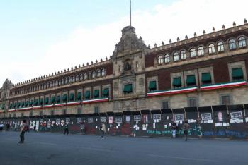 Colocan vallas de 3 metros de altura en Palacio Nacional por marcha conmemorativa de los 43 estudiantes de Ayotzinapa