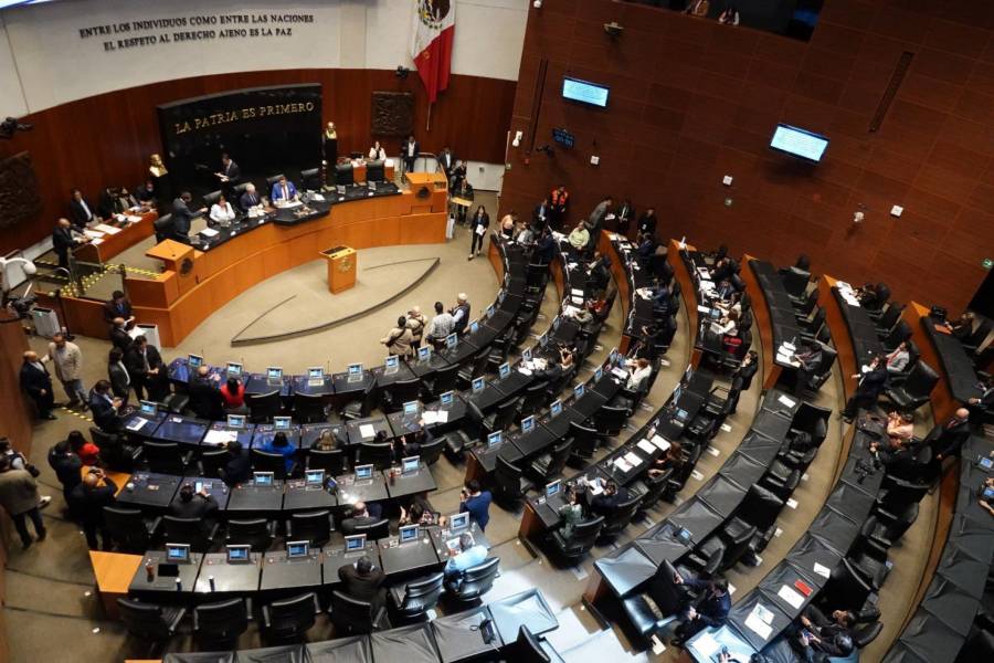 Senadores de oposición cuestionan la nueva “Ley General de Población” que propone nuevo CURP con datos biométricos.