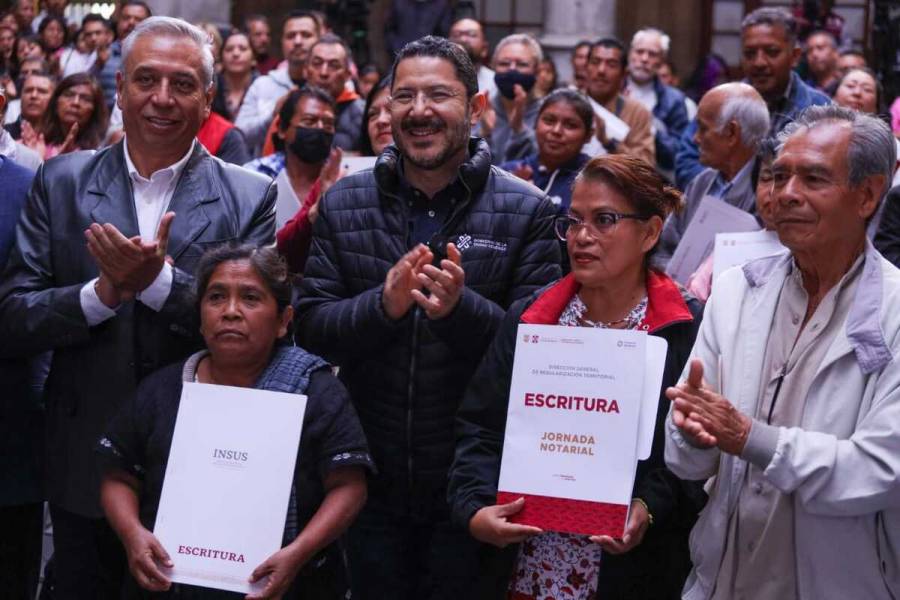 Martí Batres entrega 64 escrituras a familias de la alcaldía Álvaro Obregón