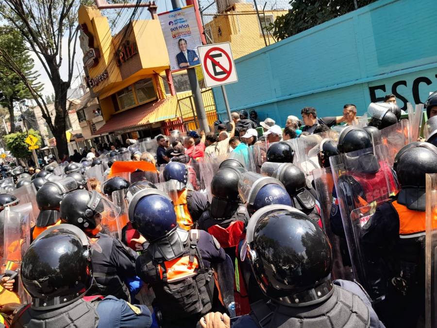 Autoridades llaman a transportistas a aceptar convertirse en empresa; ellos bloquean ante 