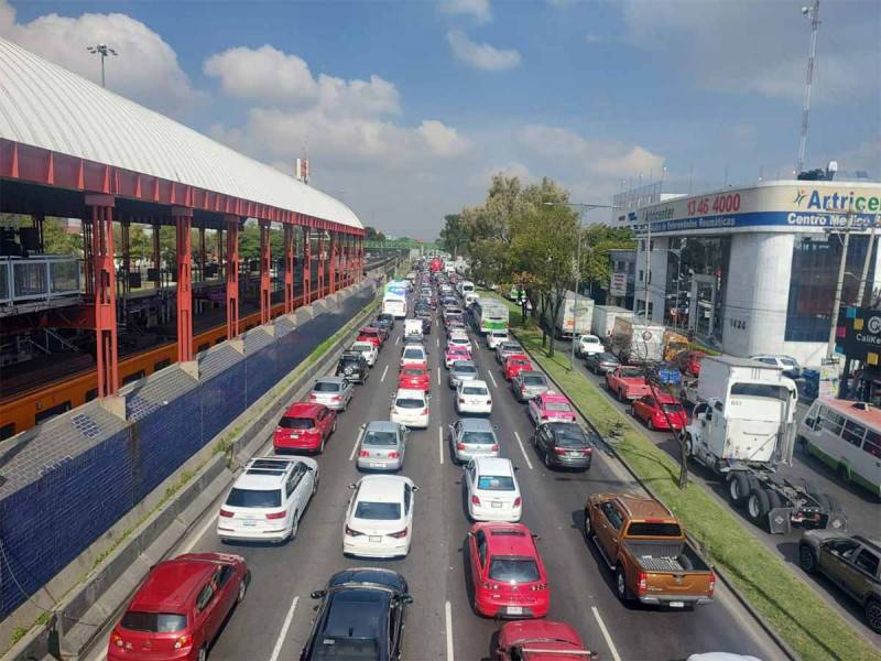 Microbuseros bloquean vialidades en protesta por exclusión de la Semovi