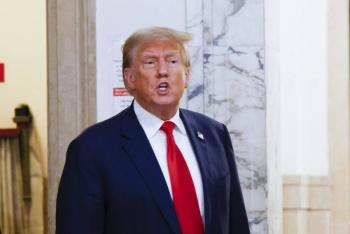 Trump asiste a su segundo d&iacute;a de juicio por fraudes en Nueva York
