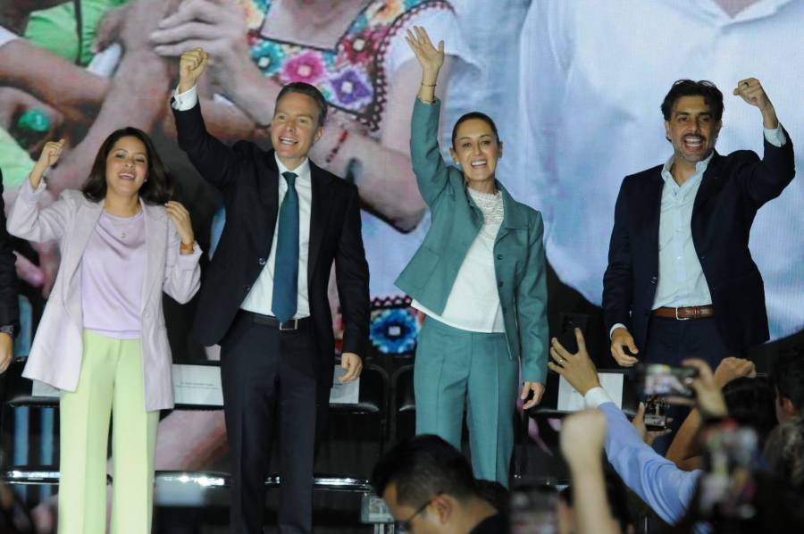 PVEM entrega constancia de Coordinadora Nacional de la Defensa de la Transformación a Claudia Sheinbaum