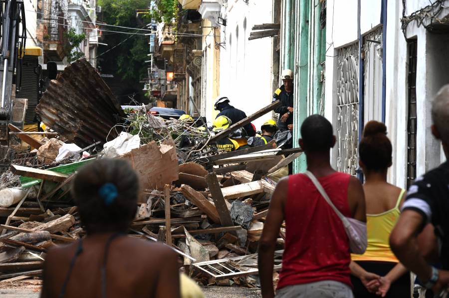 Tres muertos, incluidos dos bomberos, en derrumbe de edificio en La Habana